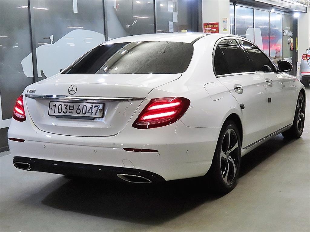 Mercedes Benz E class - Vista 4