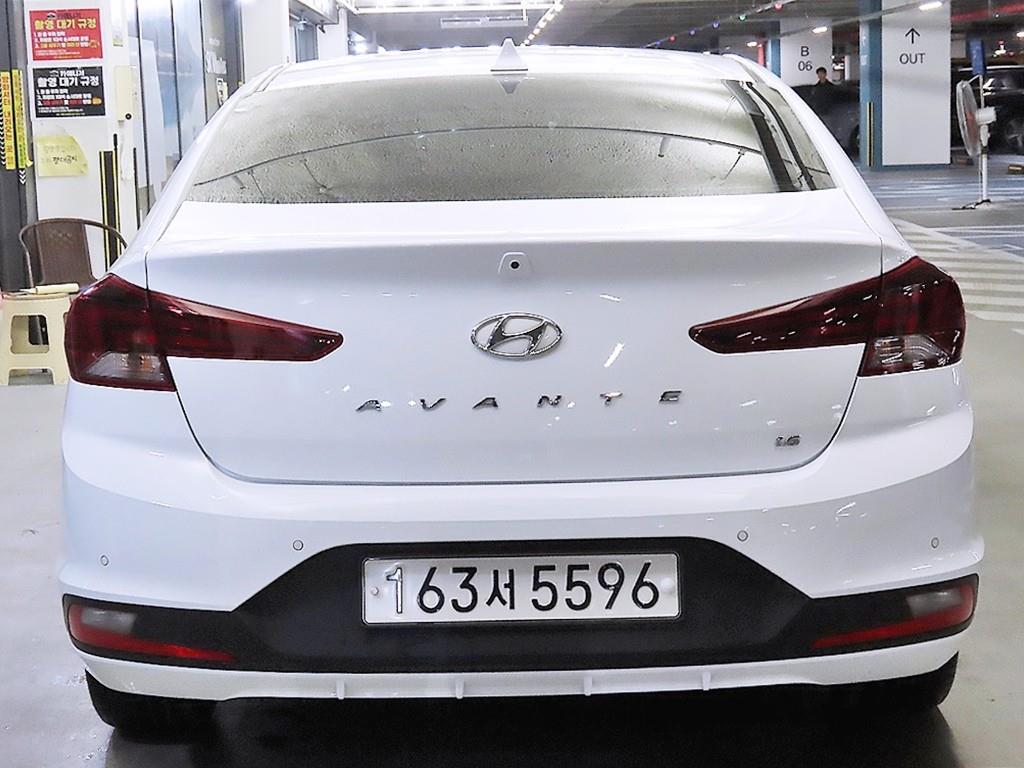 HYUNDAI Avante - Vista 5