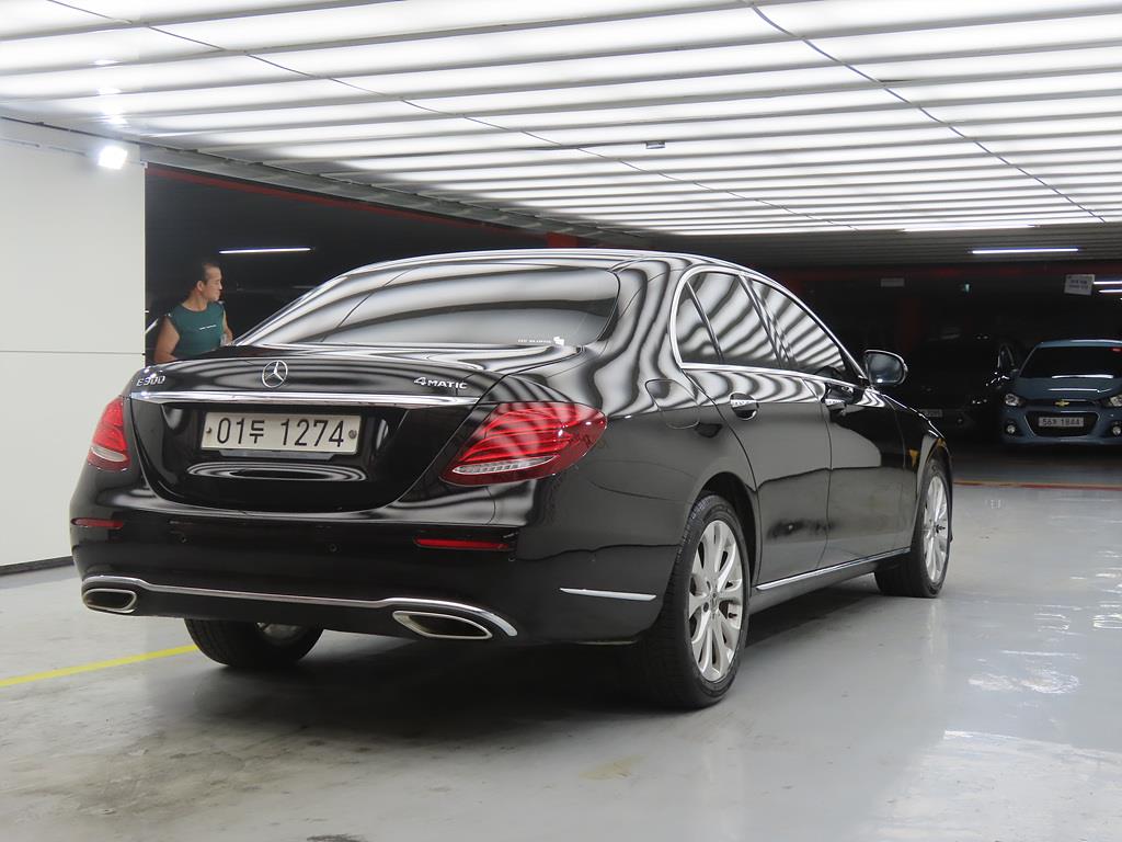 Mercedes Benz E class - Vista 4