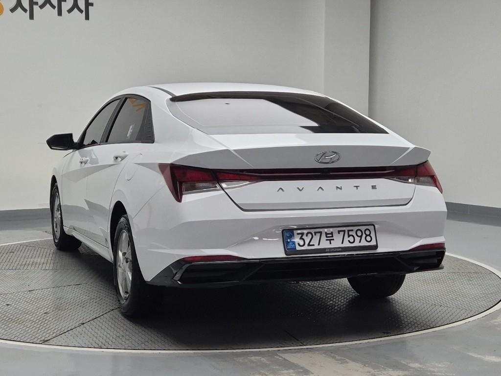 HYUNDAI Avante - Vista 2