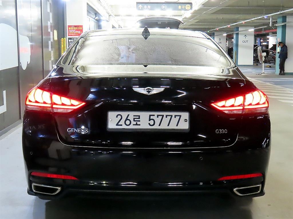 HYUNDAI Genesis - Vista 5