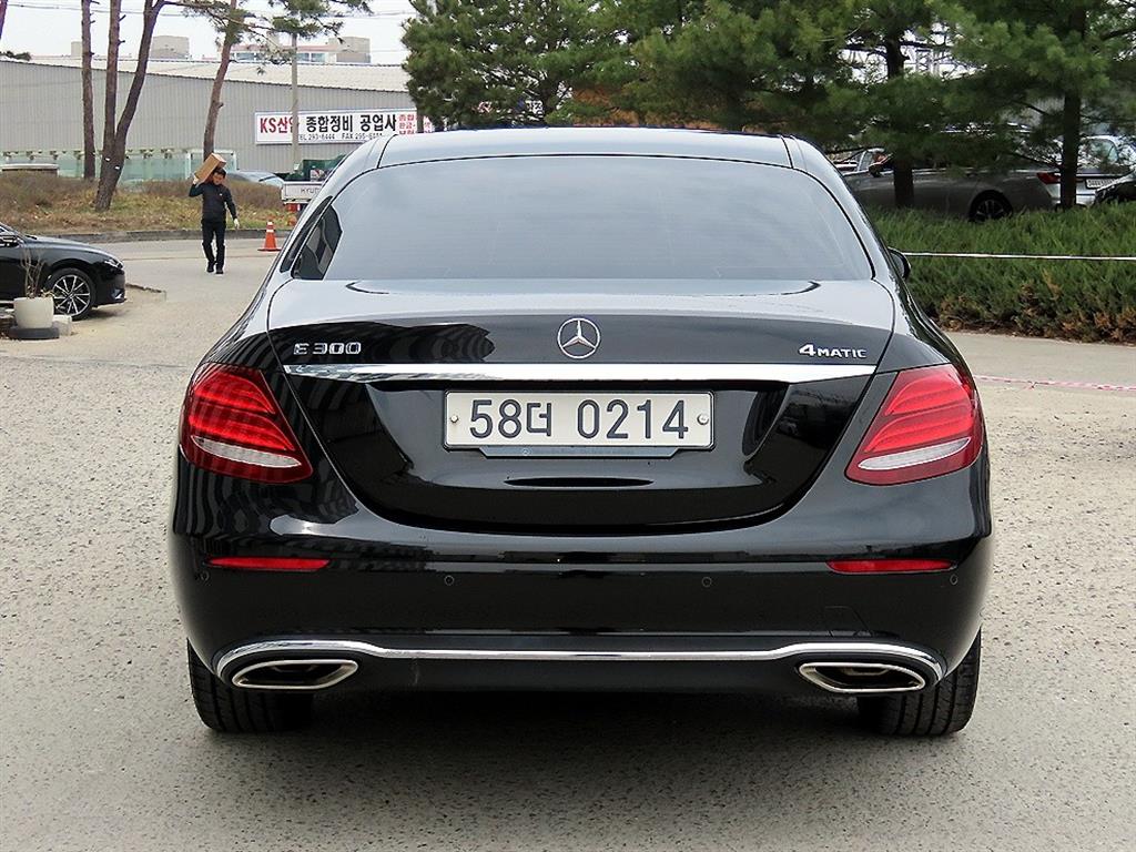Mercedes Benz E class - Vista 4