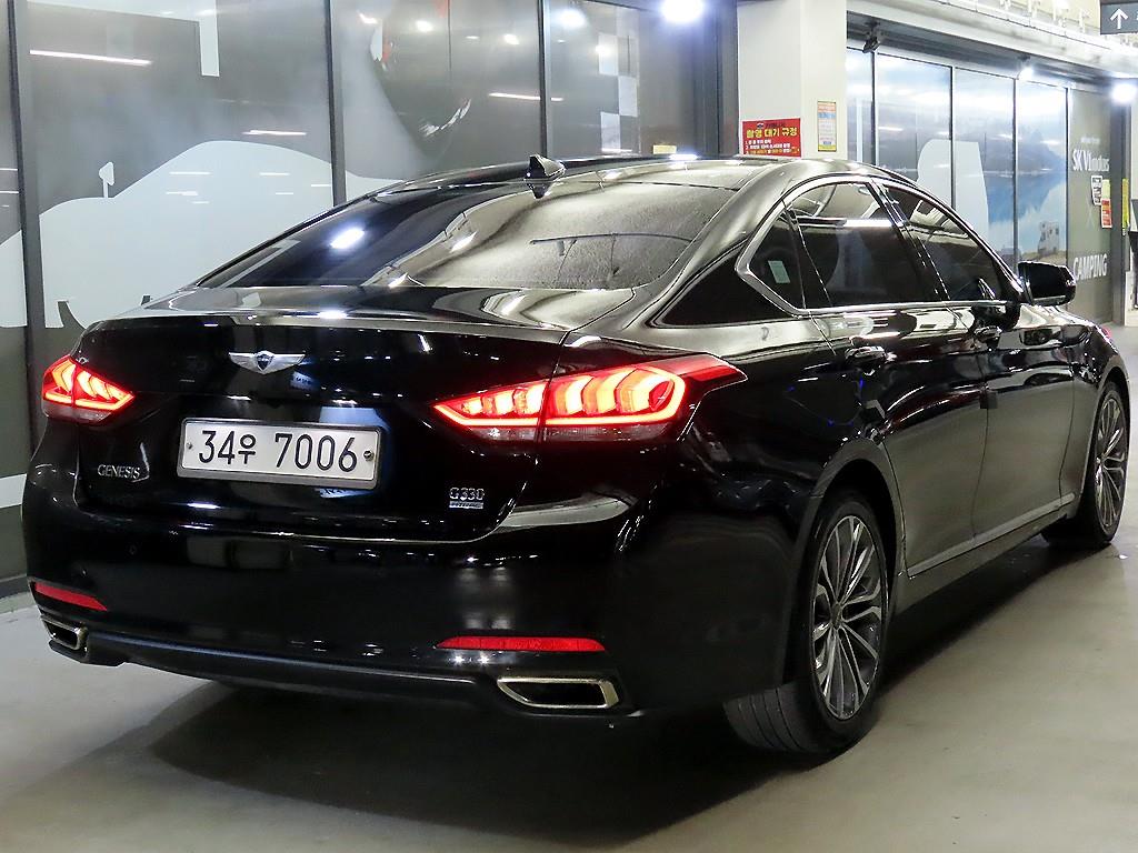 HYUNDAI Genesis - Vista 4