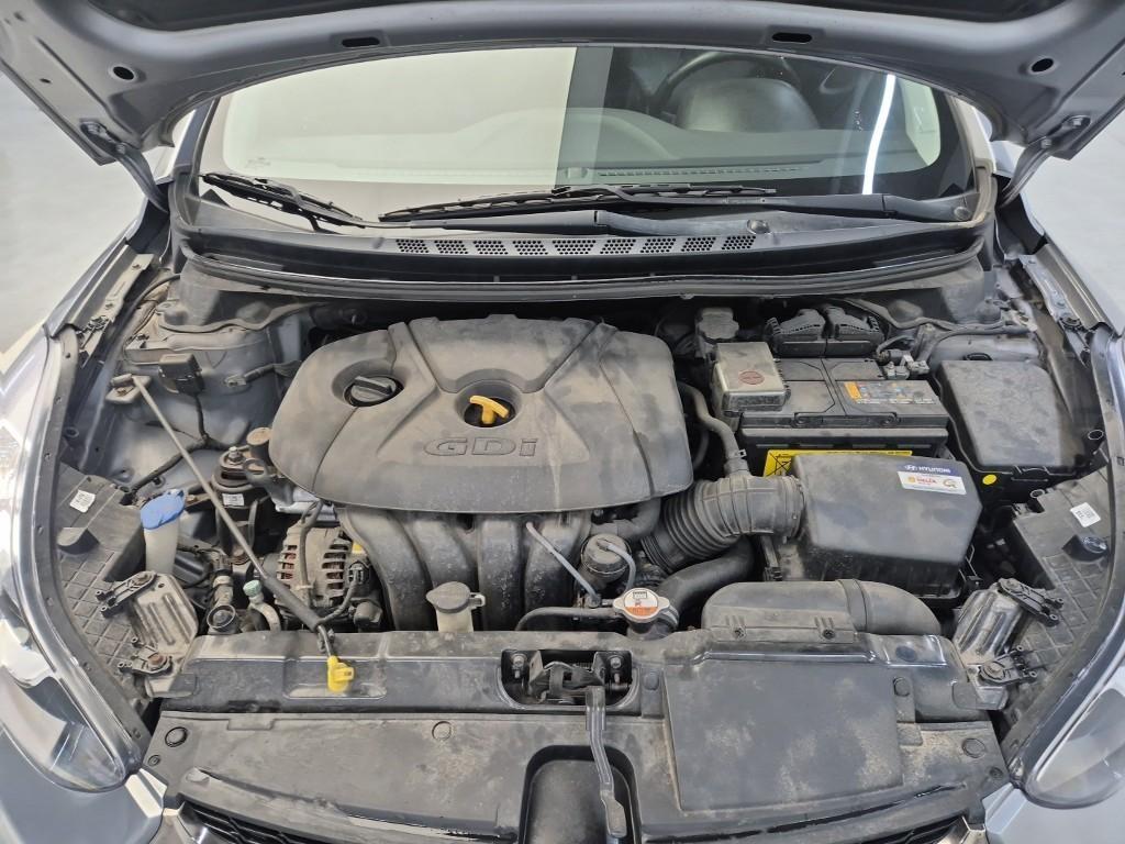 HYUNDAI Avante - Vista 5