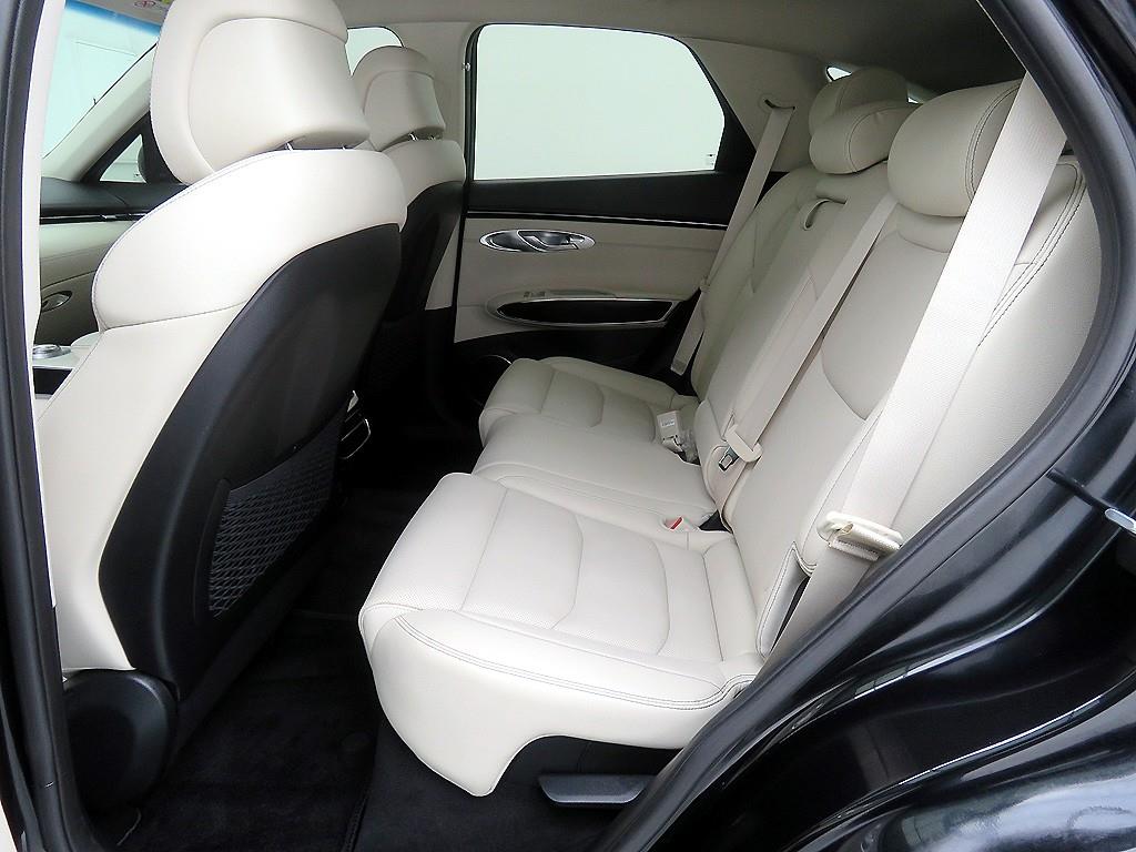 Genesis GV70 - Vista 8