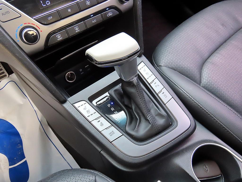 HYUNDAI Avante - Vista 10