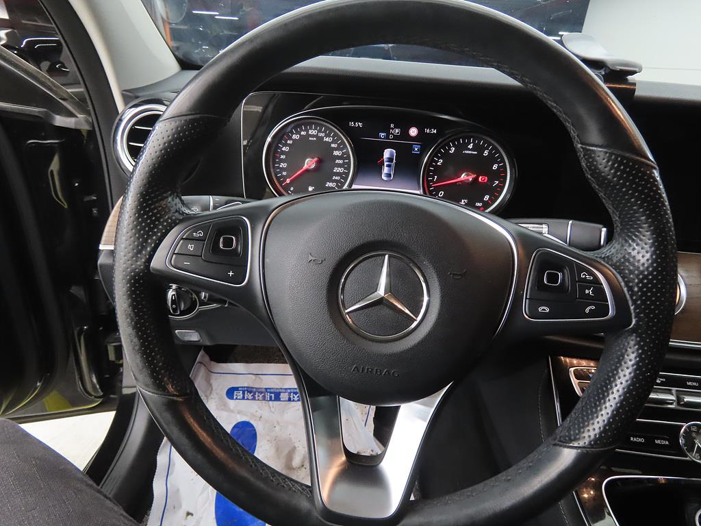 Mercedes Benz E class - Vista 8