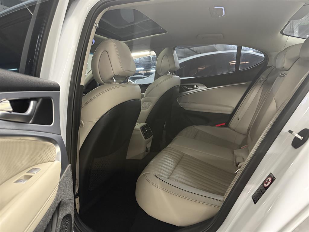 Genesis G70 - Vista 8