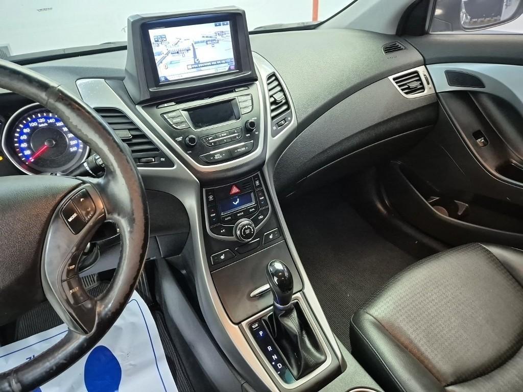 HYUNDAI Avante - Vista 10