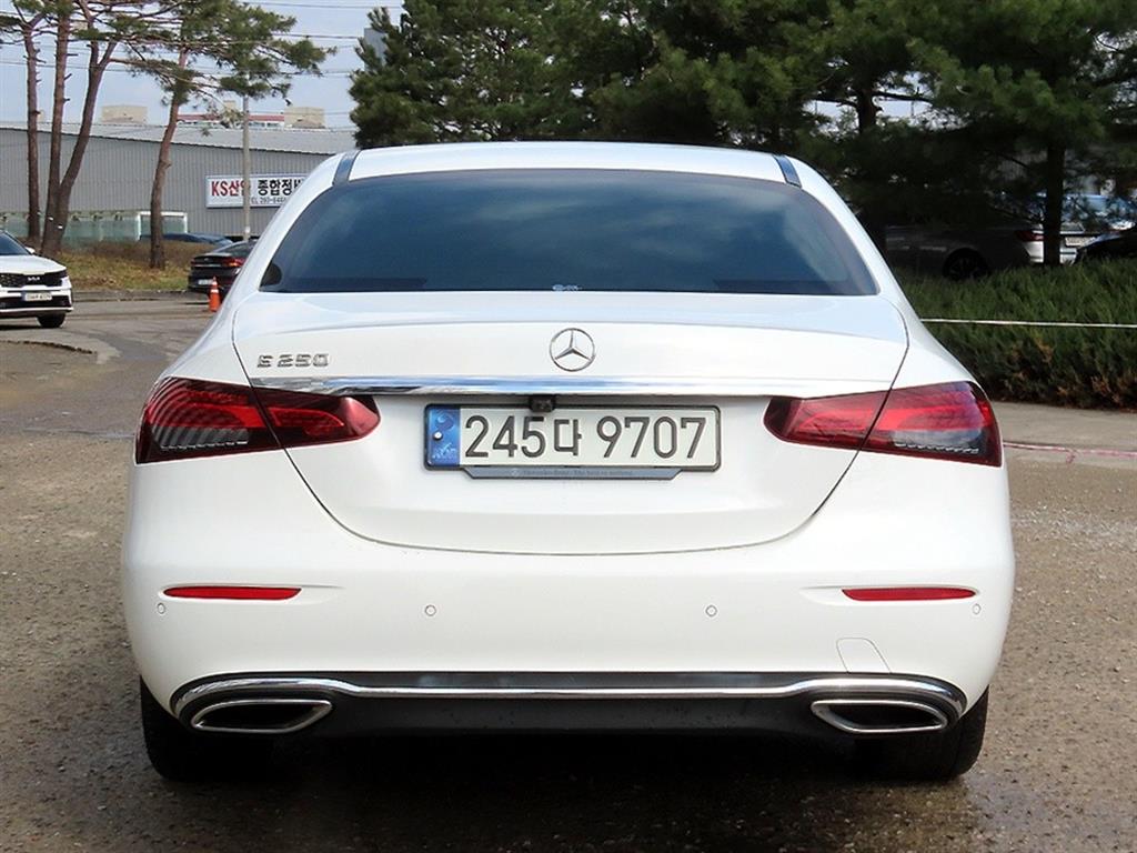 Mercedes Benz E class - Vista 4