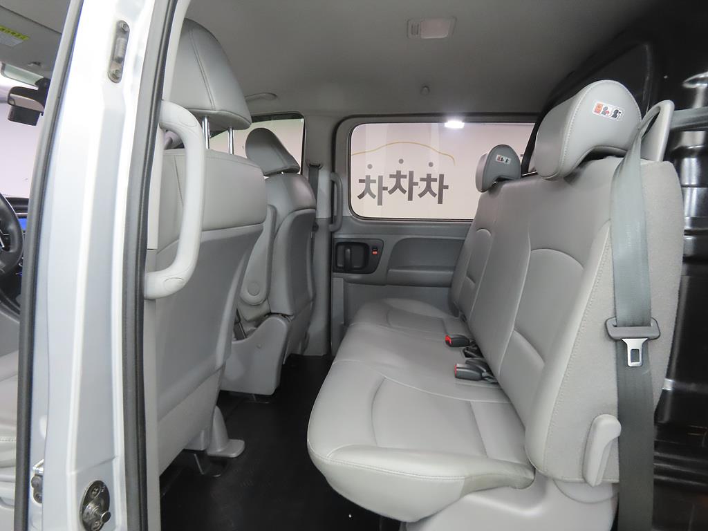 HYUNDAI Starex - Vista 6