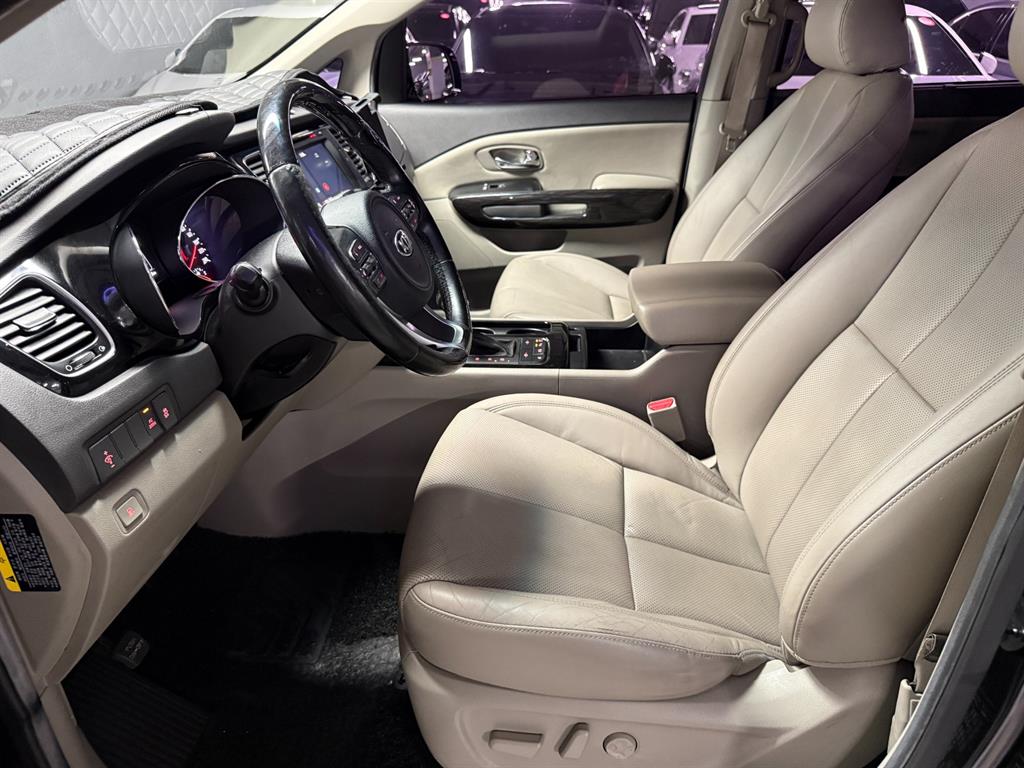 KIA Carnival - Vista 11