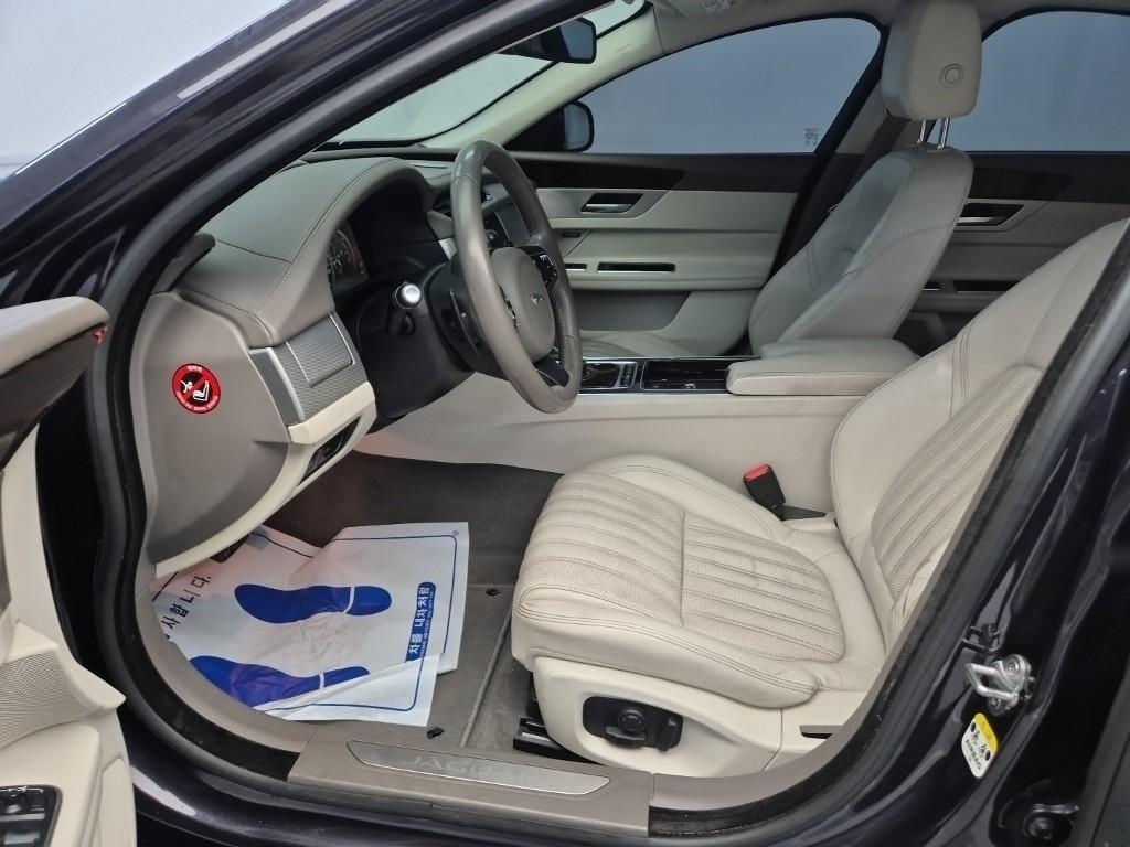 Jaguar XF - Vista 11