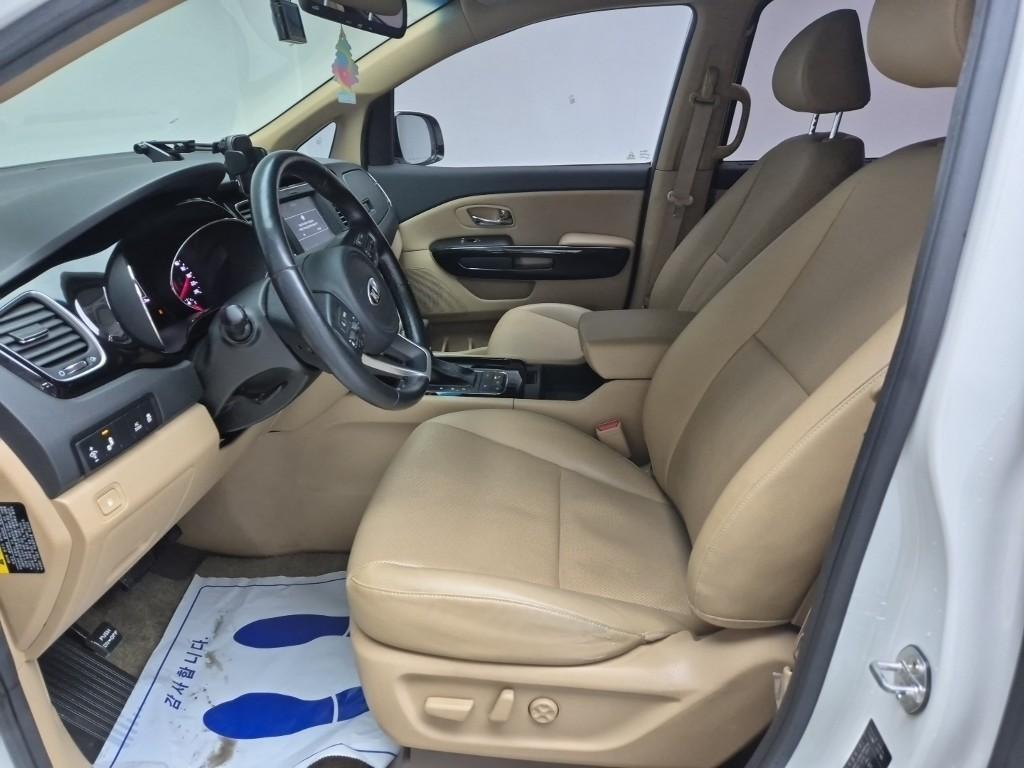 KIA Carnival - Vista 11