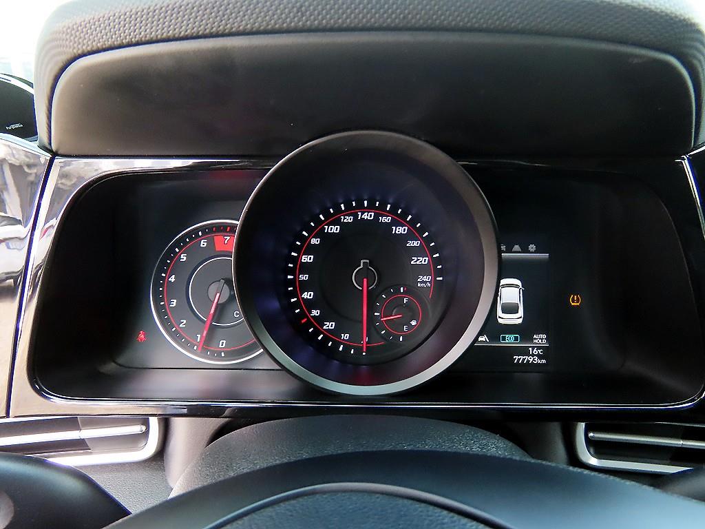 HYUNDAI Avante - Vista 9