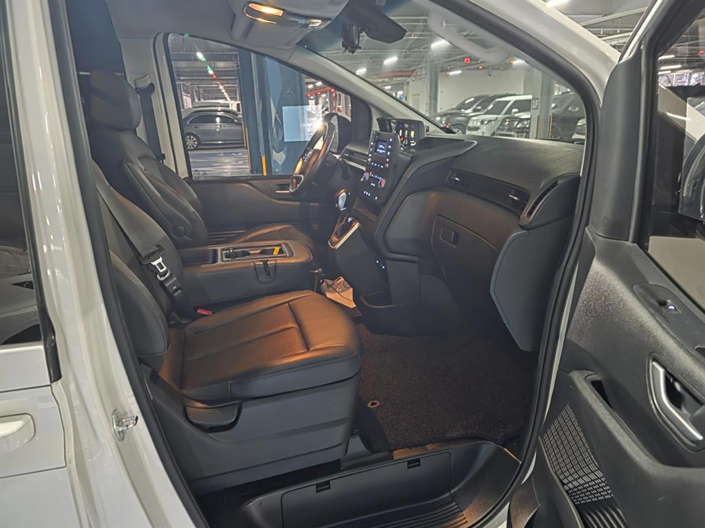 HYUNDAI Staria - Vista 10