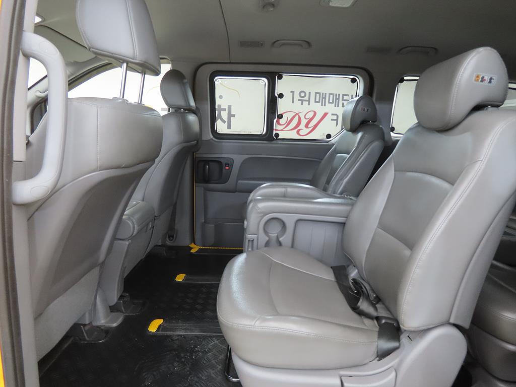 HYUNDAI Starex - Vista 6