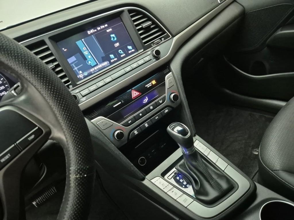 HYUNDAI Avante - Vista 10