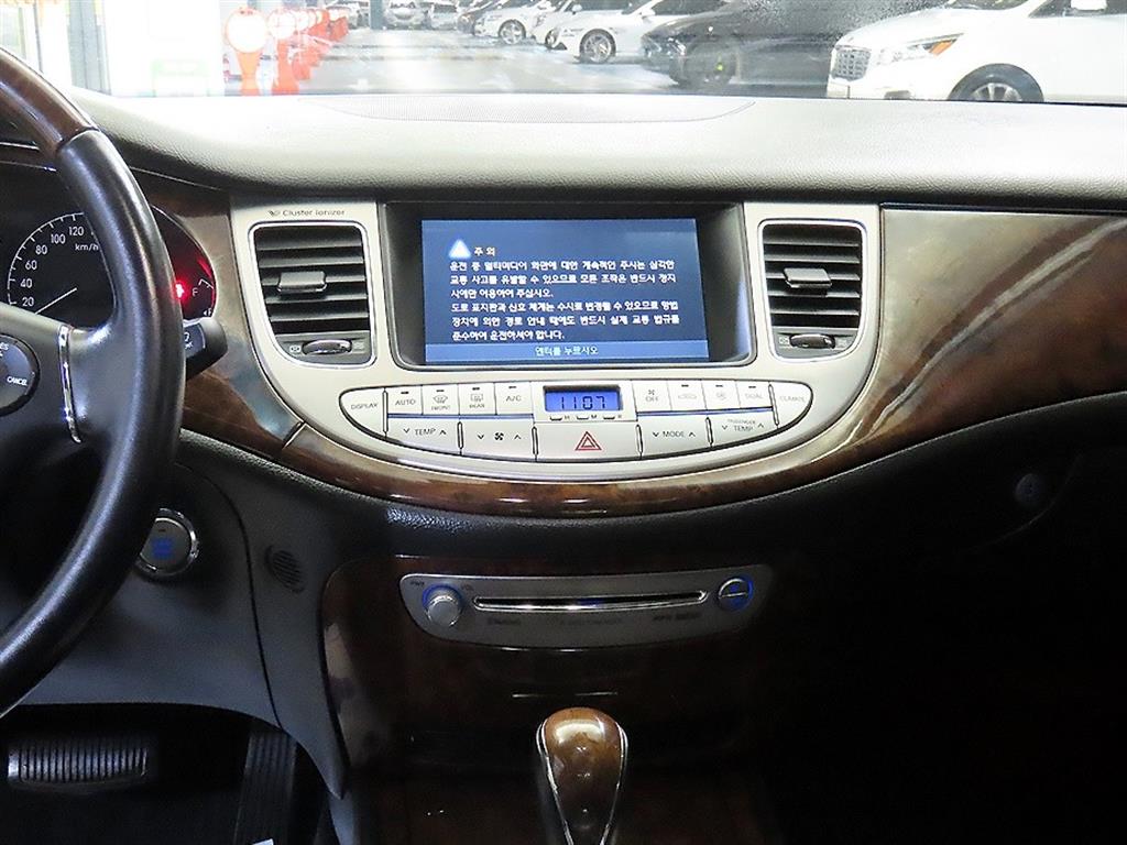 HYUNDAI Genesis - Vista 11