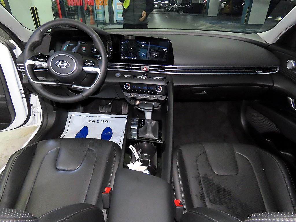 HYUNDAI Avante - Vista 10