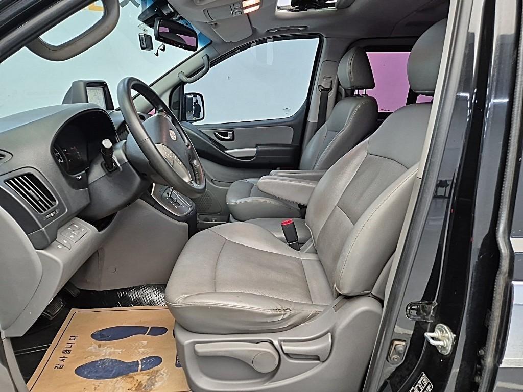 HYUNDAI Starex - Vista 8