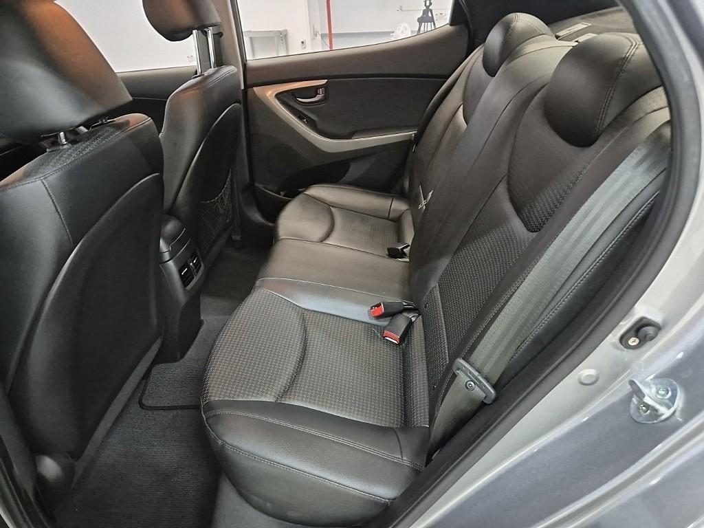 HYUNDAI Avante - Vista 12