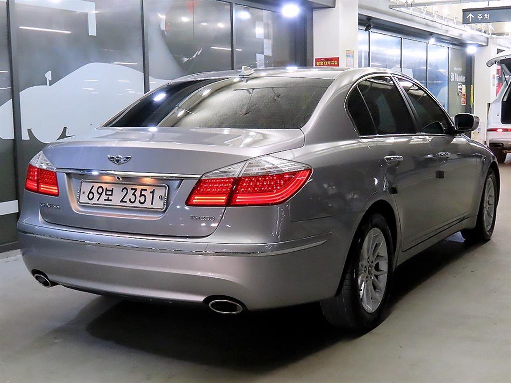 HYUNDAI Genesis - Vista 4