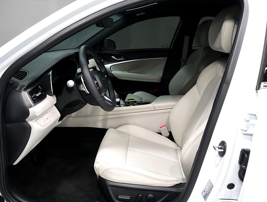 Genesis G70 - Vista 9