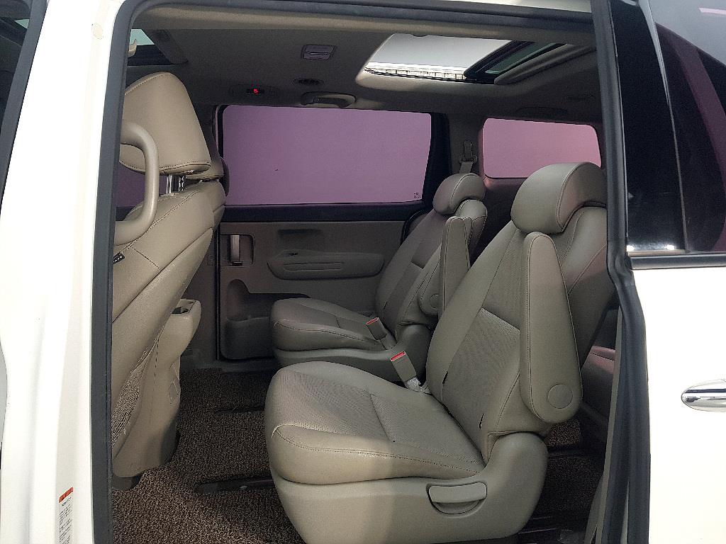 KIA Carnival - Vista 9