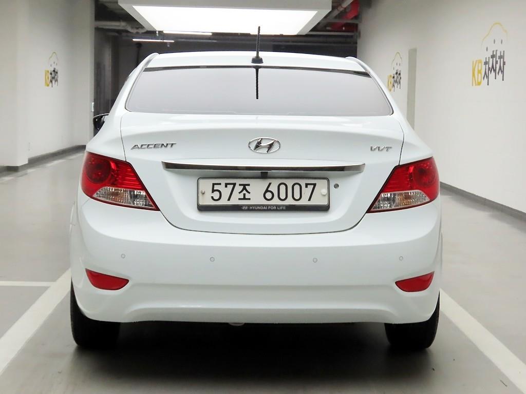HYUNDAI Accent - Vista 3