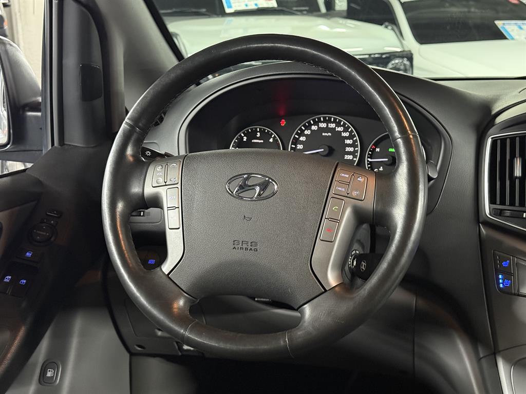 HYUNDAI Starex - Vista 8