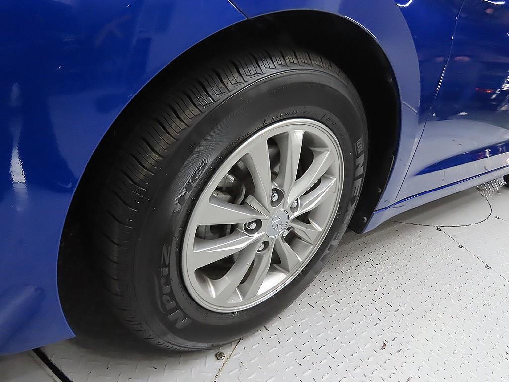 HYUNDAI Avante - Vista 9