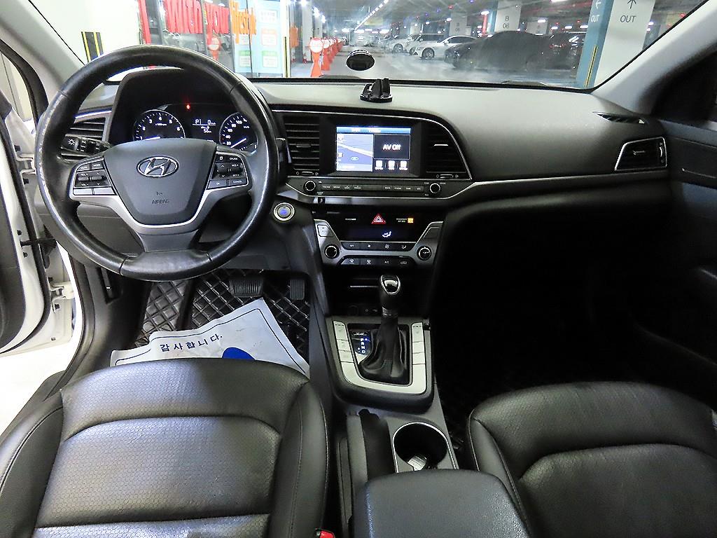 HYUNDAI Avante - Vista 10