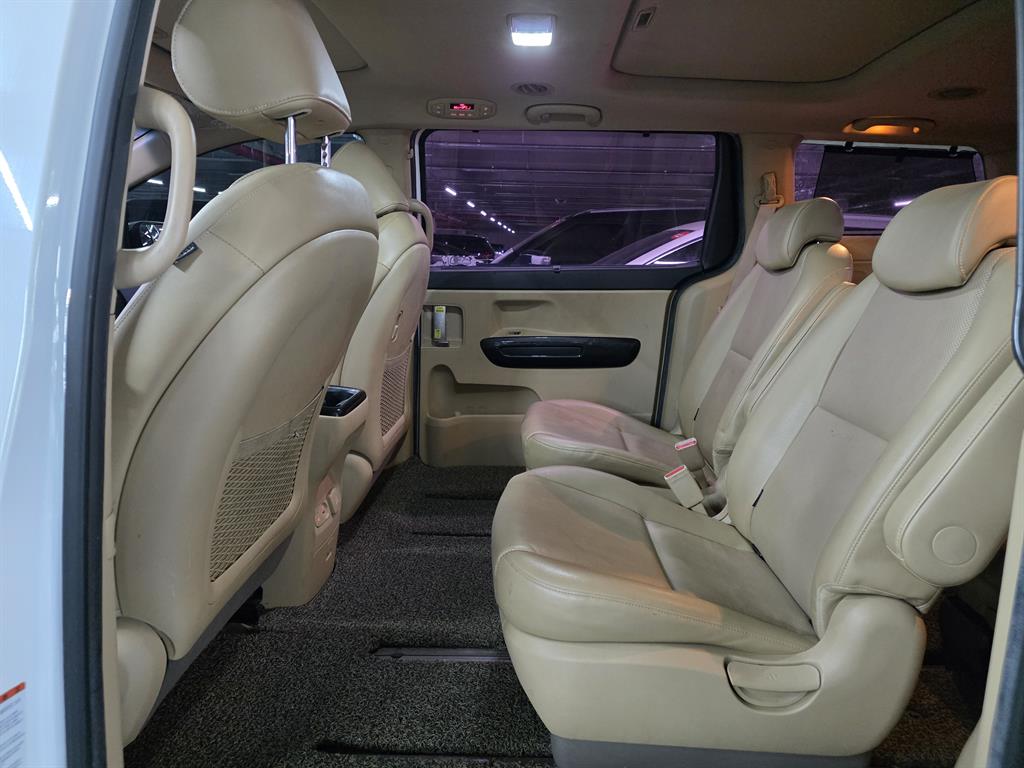 KIA Carnival - Vista 9