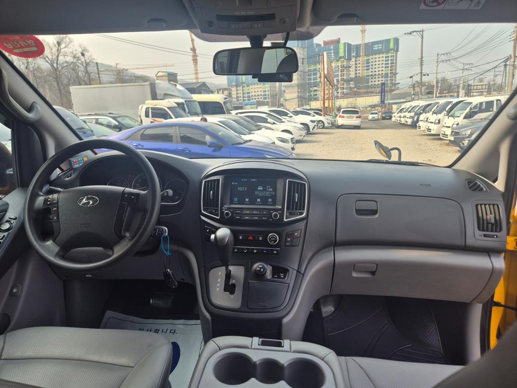 HYUNDAI Starex - Vista 8