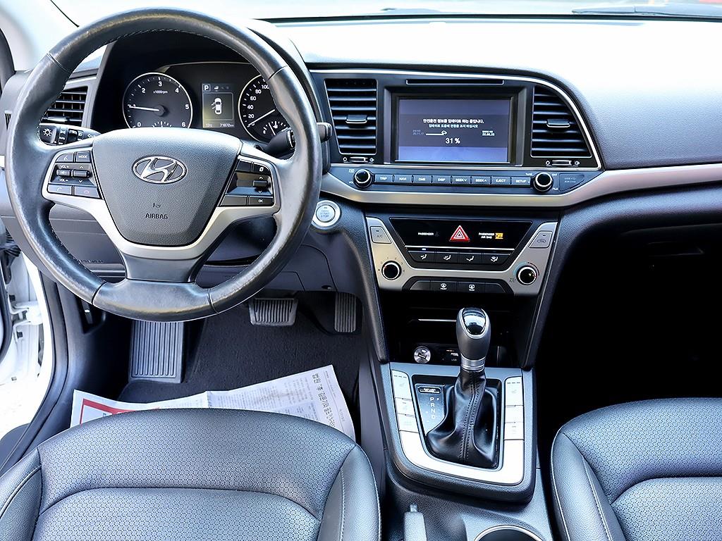 HYUNDAI Avante - Vista 9