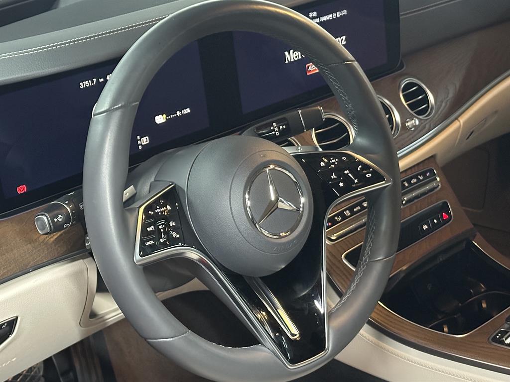 Mercedes Benz E class - Vista 8