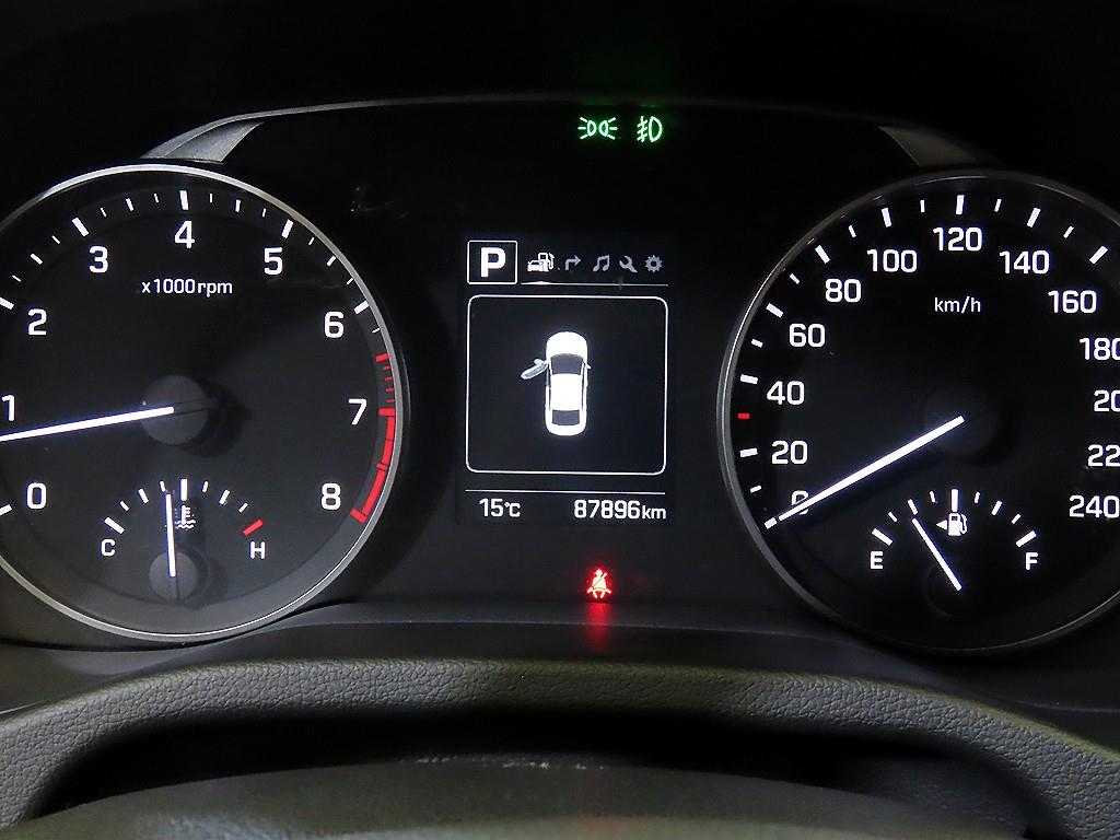 HYUNDAI Avante - Vista 9