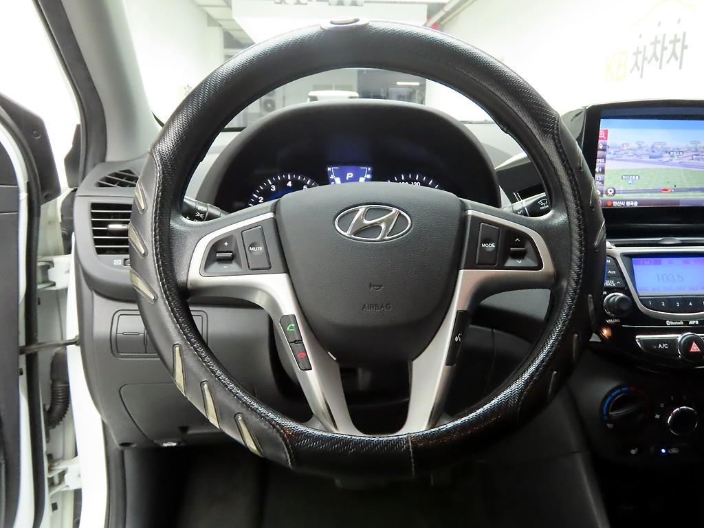 HYUNDAI Accent - Vista 6