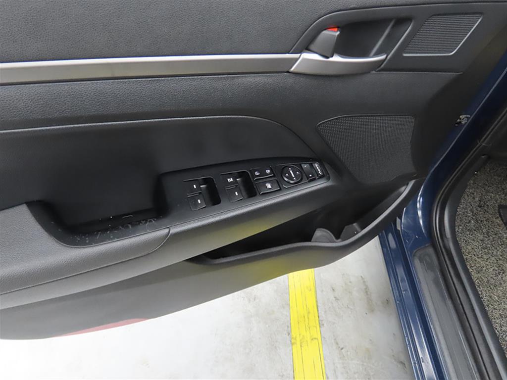 HYUNDAI Avante - Vista 12