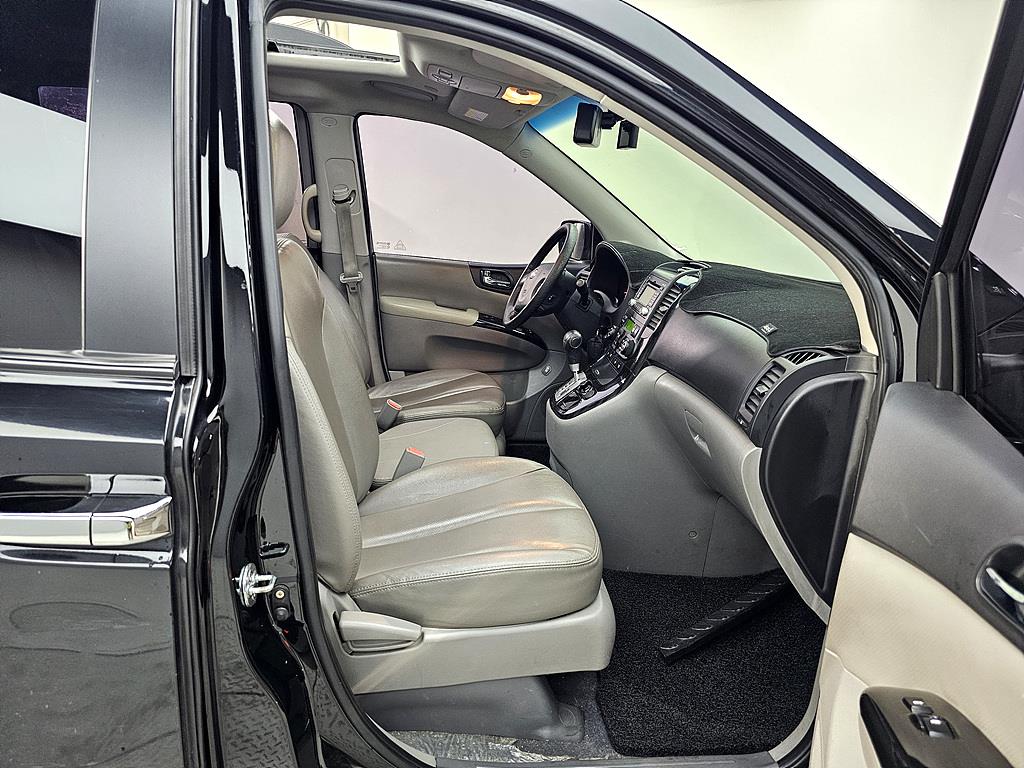 KIA Carnival - Vista 11