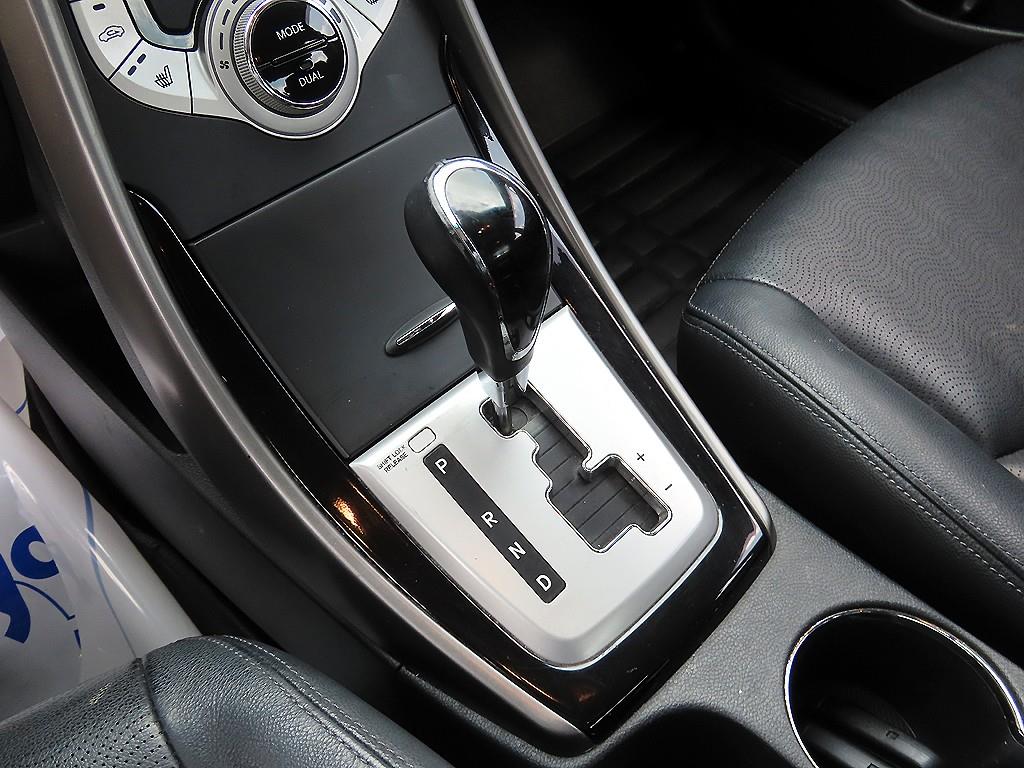 HYUNDAI Avante - Vista 10