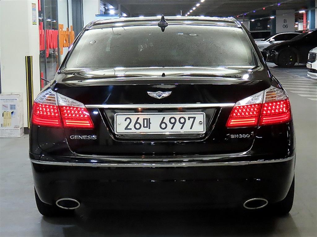 HYUNDAI Genesis - Vista 5