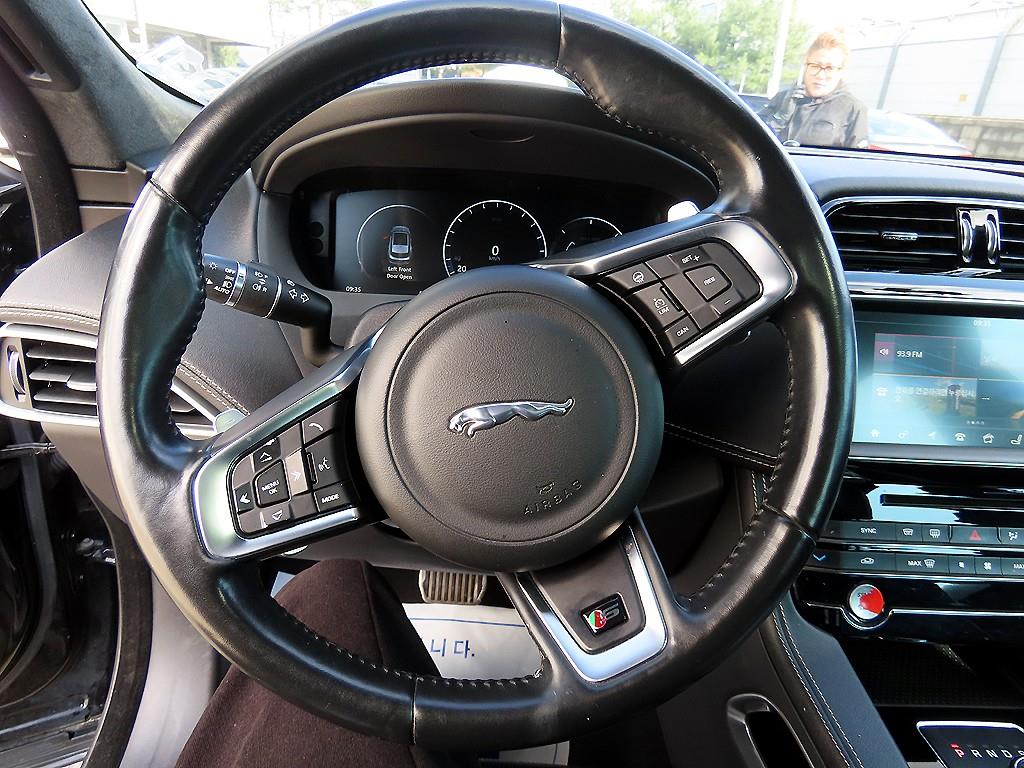 Jaguar F-PACE - Vista 8