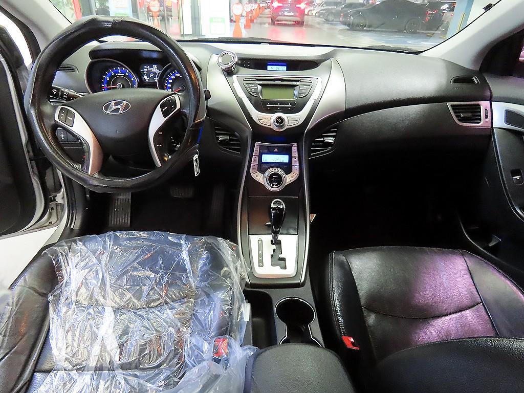 HYUNDAI Avante - Vista 10