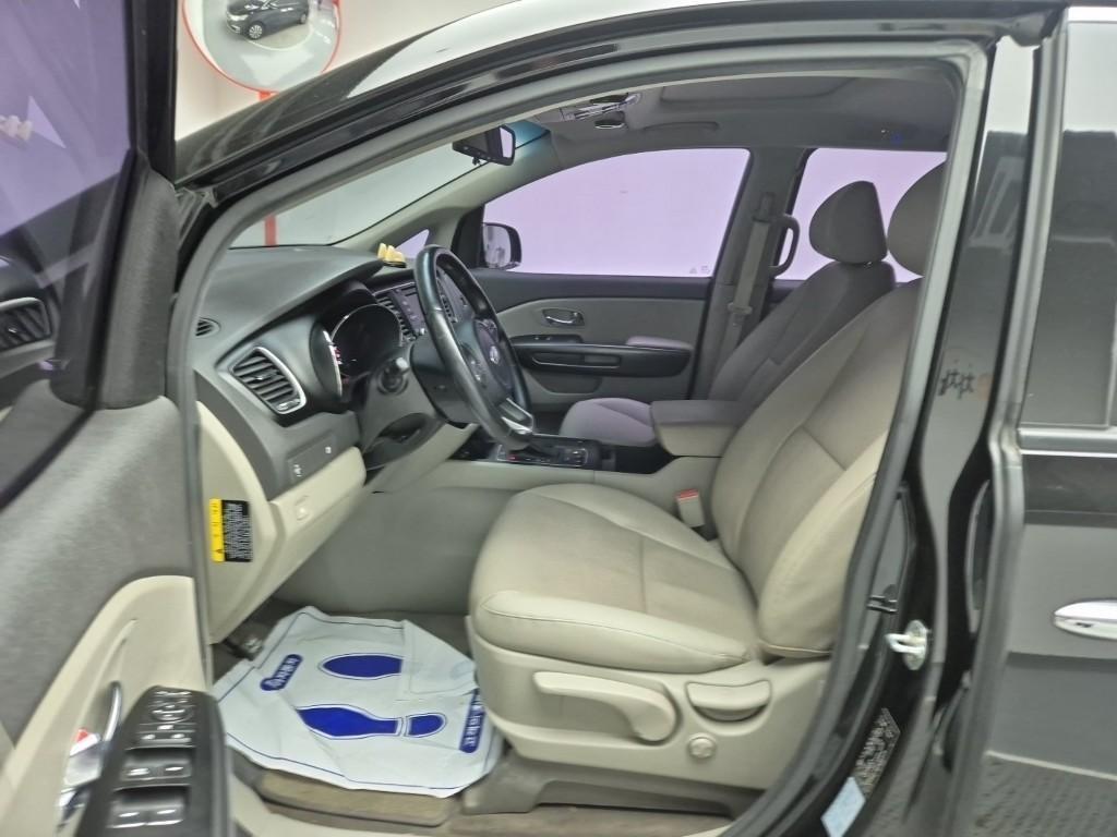 KIA Carnival - Vista 10