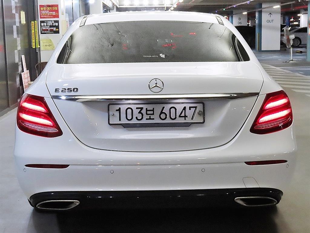 Mercedes Benz E class - Vista 5