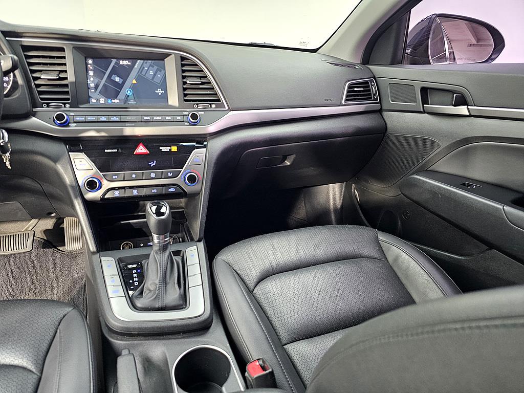 HYUNDAI Avante - Vista 10