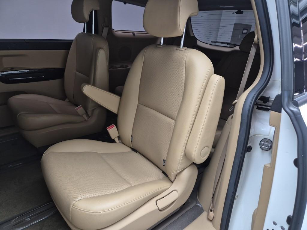 KIA Carnival - Vista 12