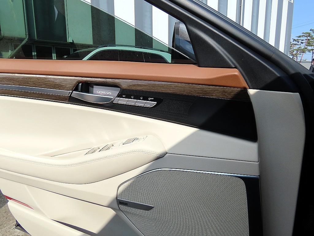 Genesis G90 - Vista 12